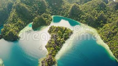 科罗恩，巴拉望，菲律宾，鸟瞰美丽的双子泻湖和石灰石悬崖。 菲什耶景色。